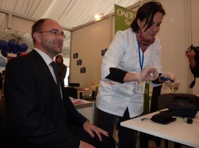 Fot. 2 Adam Zdziebło – Sekretarz Stanu w Ministerstwie Rozwoju Regionalnego w trakcie pomiaru cukru we krwi Fot. 2 Adam Zdziebło – Sekretarz Stanu w Ministerstwie Rozwoju Regionalnego w trakcie pomiaru cukru we krwi