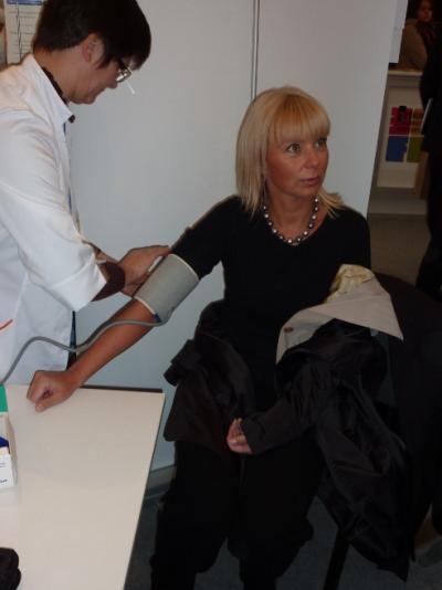 Fot. 3 Z pomiaru ciśnienia tętniczego skorzystała także Elżbieta Bieńkowska – Minister Rozwoju Regionalnego Fot. 3 Z pomiaru ciśnienia tętniczego skorzystała także Elżbieta Bieńkowska – Minister Rozwoju Regionalnego